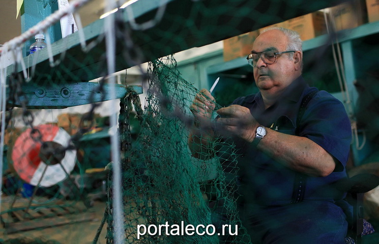  делает рыбацкую сеть в своем магазинчике